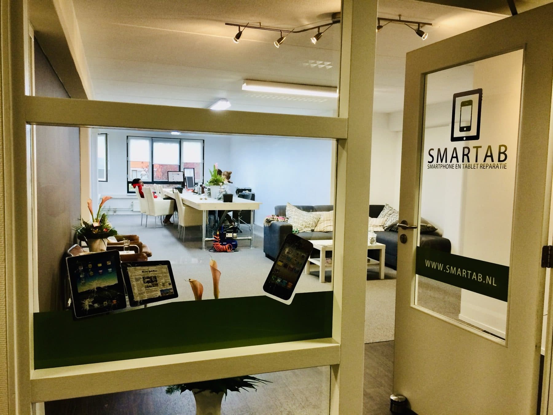 The first SMARTAB shop: the glass door with the old logo, the office visible behind it